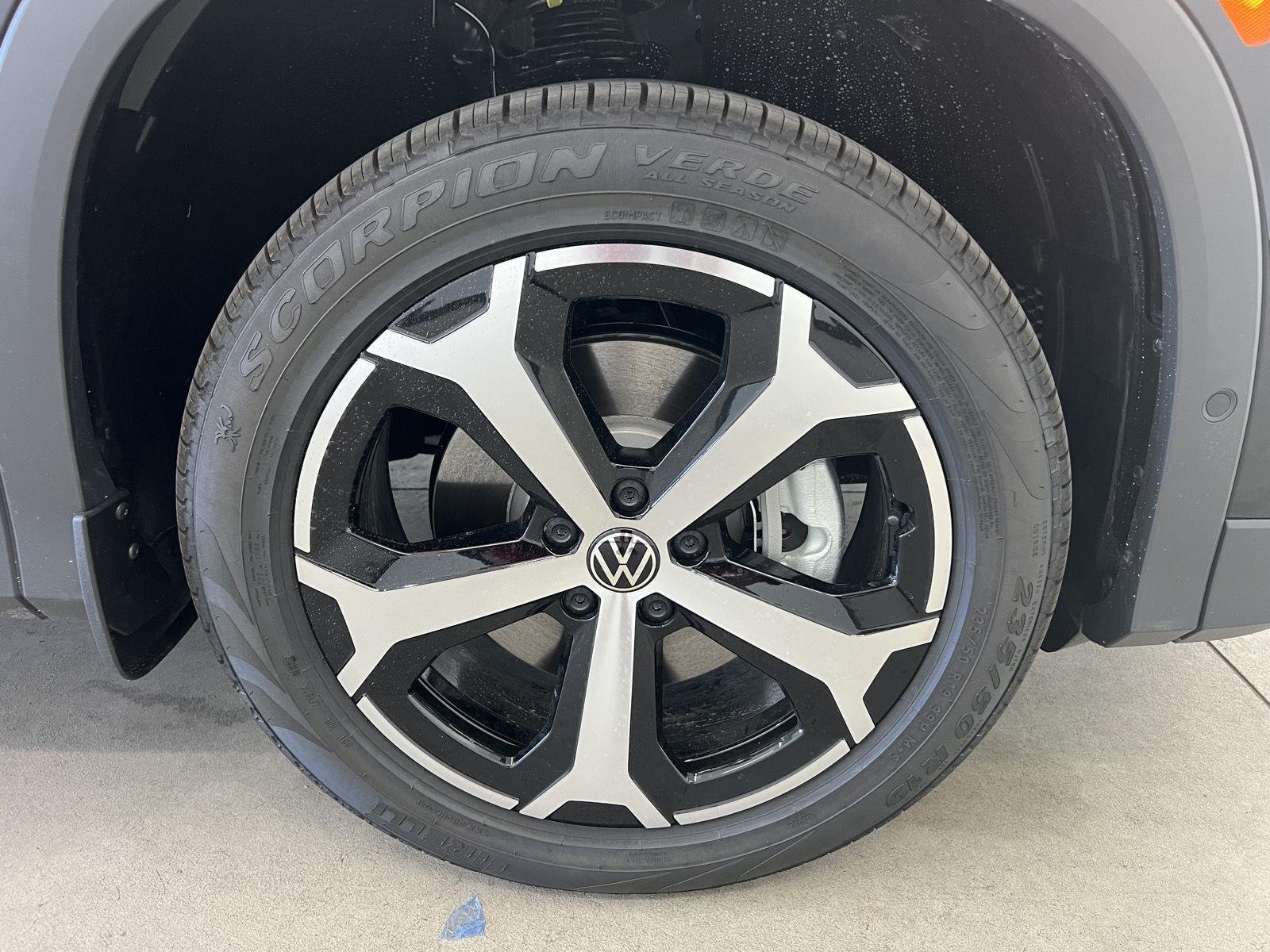 New 2026 deep black pearl Volkswagen SE image 8