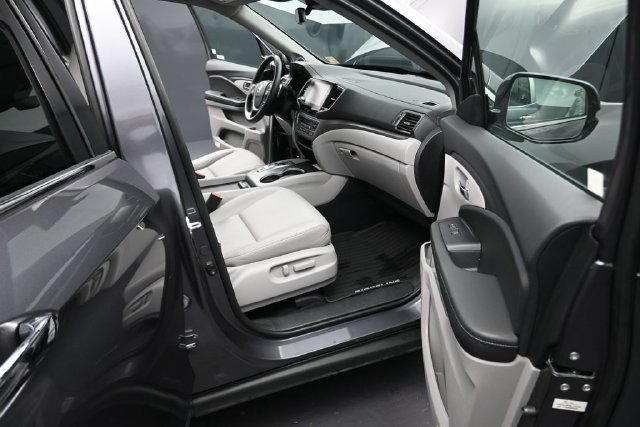 Certified Used 2023 Modern Steel Metallic Honda AWD RTL-E image 50