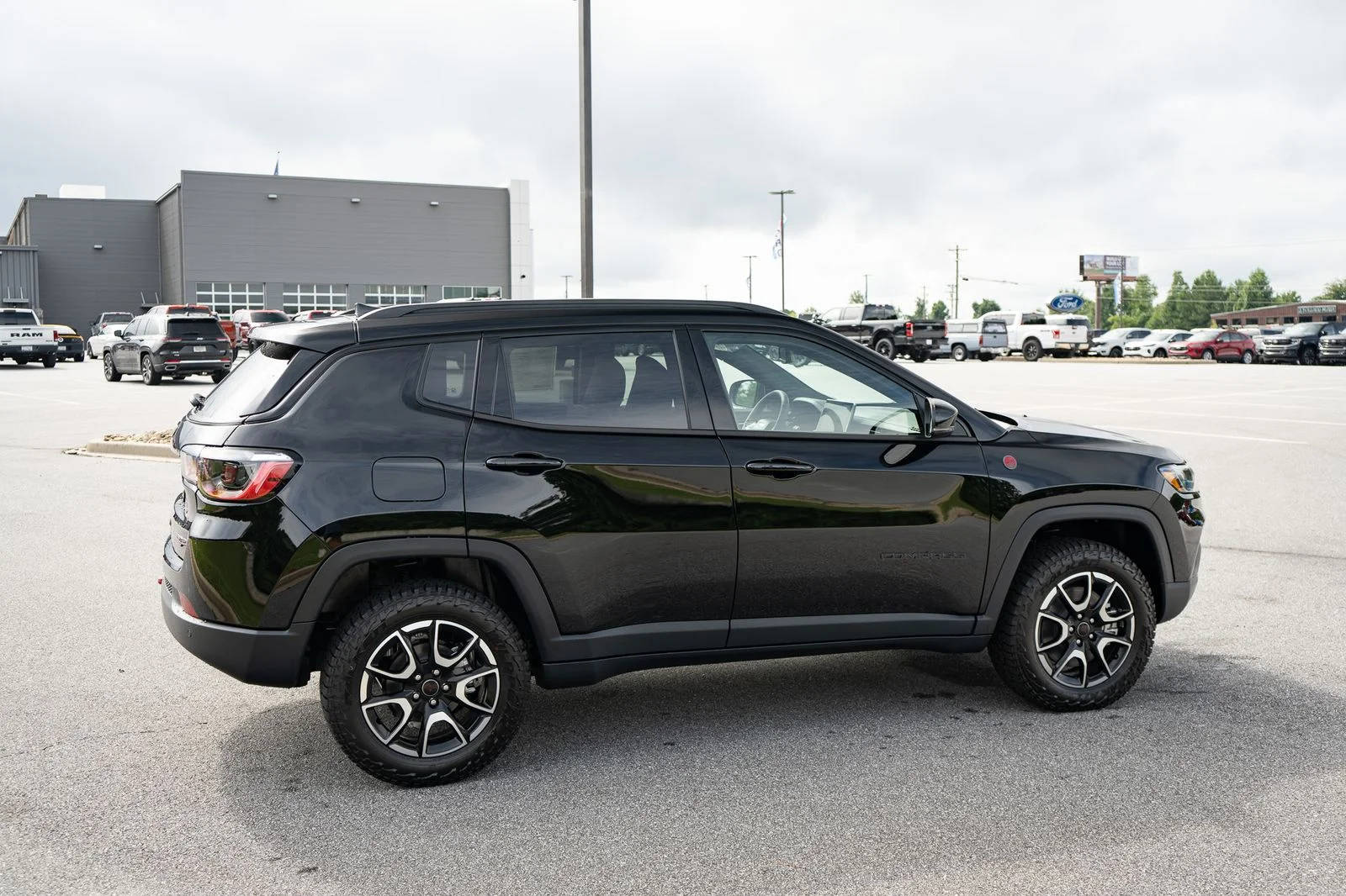 New 2026 Diamond Black Crystal Pearl-Coat Exterior Paint Jeep Trailhawk image 10