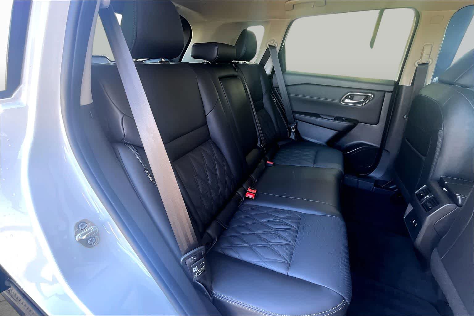 Used 2025 Everest White Pearl Nissan Platinum image 21