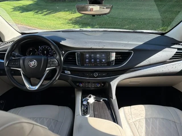 Used 2023 WHITE FROST TRICOAT Buick Avenir image 30
