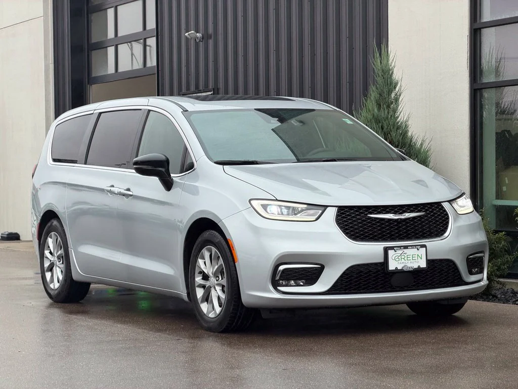 Used 2026 Silver Chrysler Limited image 4
