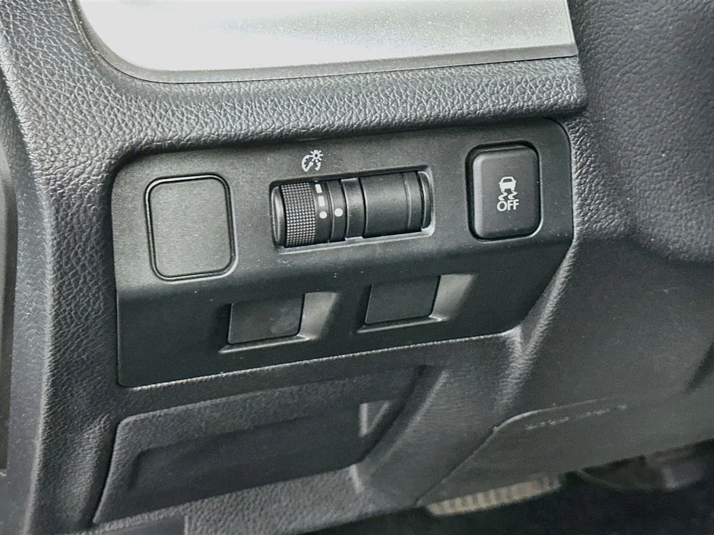 Used 2015 Dark Gray Metallic Subaru 2.0i image 11