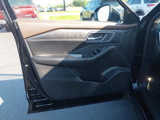 Used 2021 Black Nissan SL image 12