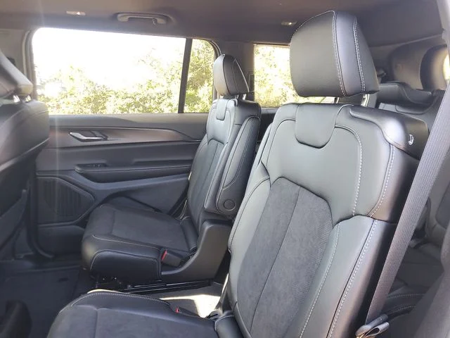 New 2025 Diamond Black Crystal Pearl-Coat Exterior Paint Jeep Altitude X image 9