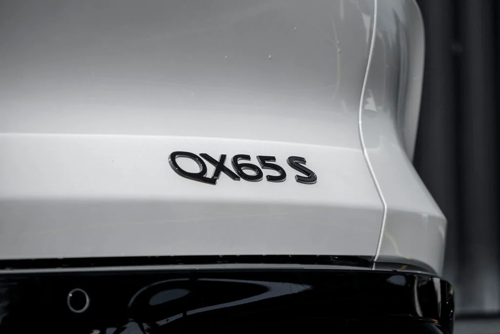 New 2027 2T RAD WHT INFINITI Sport AWD image 9