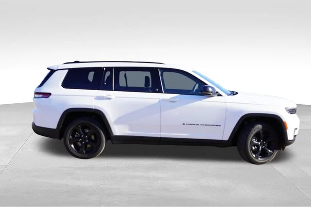 Used 2023 White Jeep Altitude image 3
