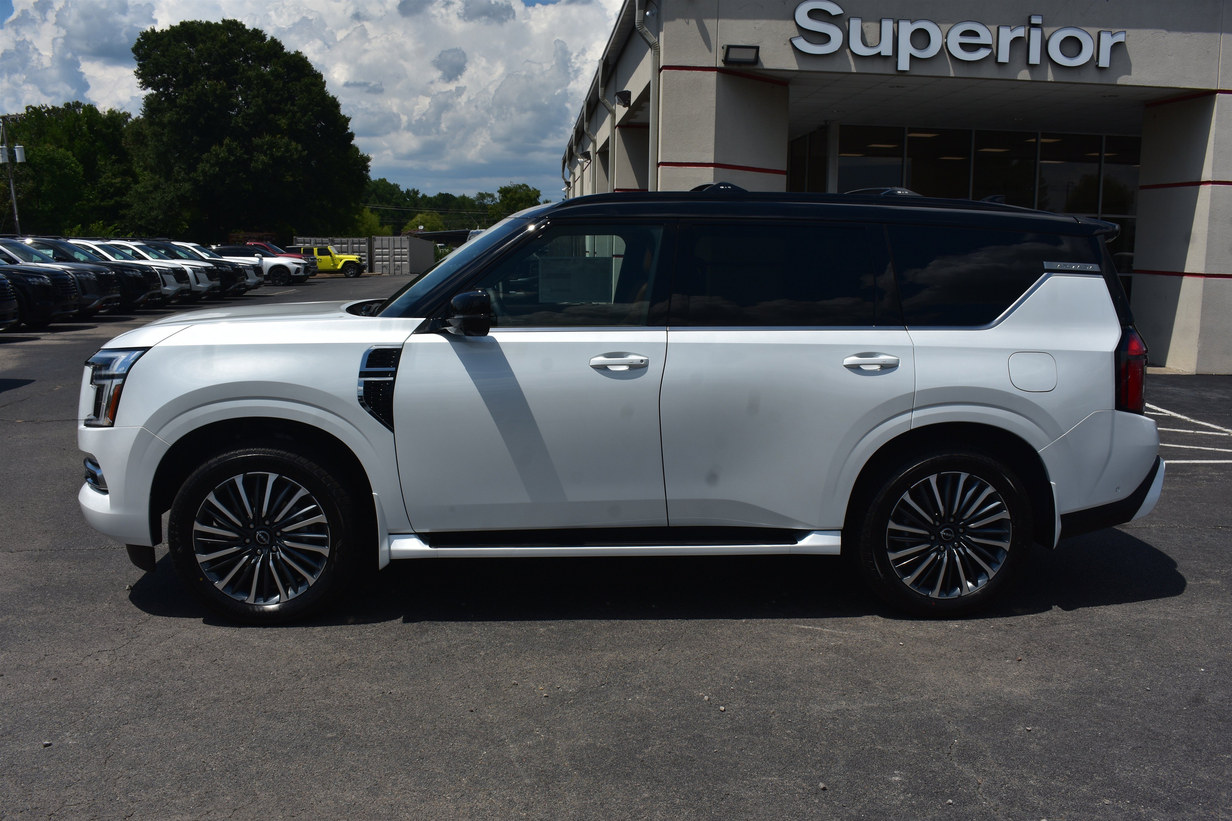 New 2026 Everest White TriCoat / Super Black Two-tone Nissan Platinum Reserve image 9