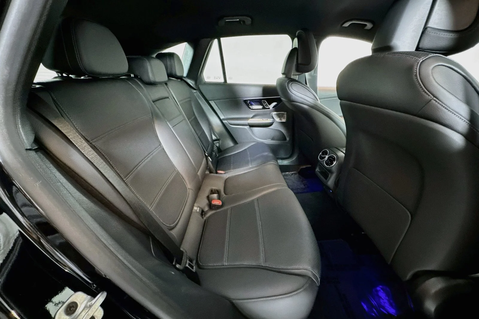 Used 2024 Obsidian Black Metallic Mercedes-Benz GLC 300 image 25