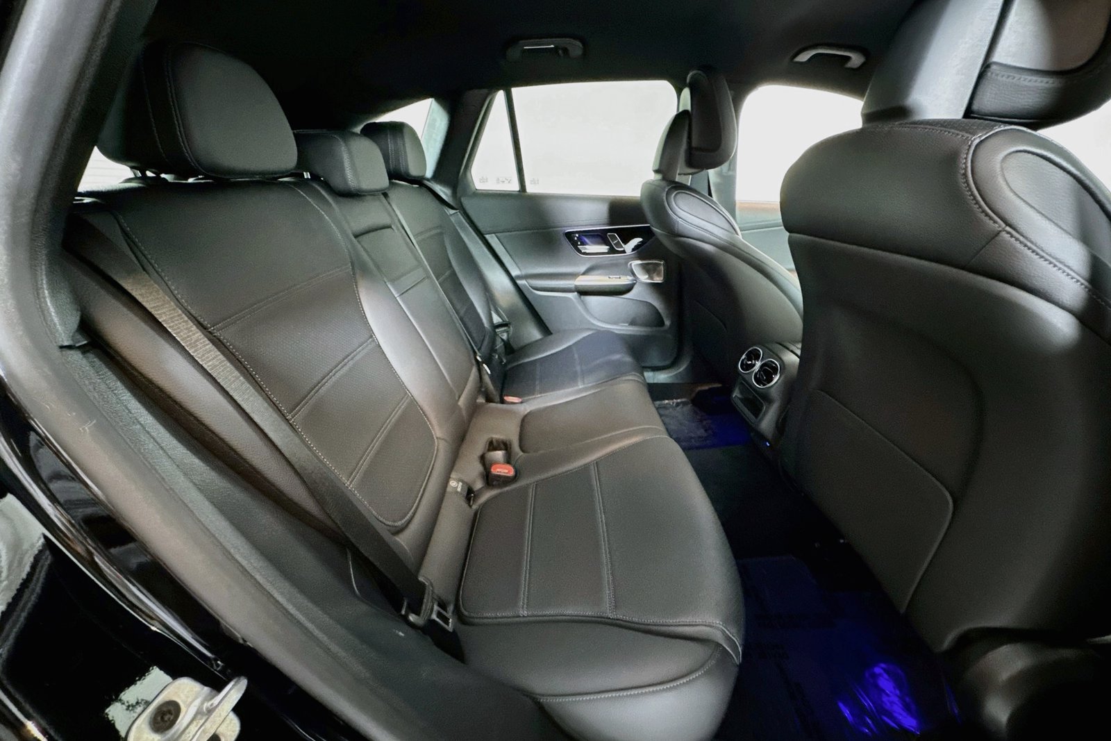 Used 2024 Obsidian Black Metallic Mercedes-Benz GLC 300 image 25
