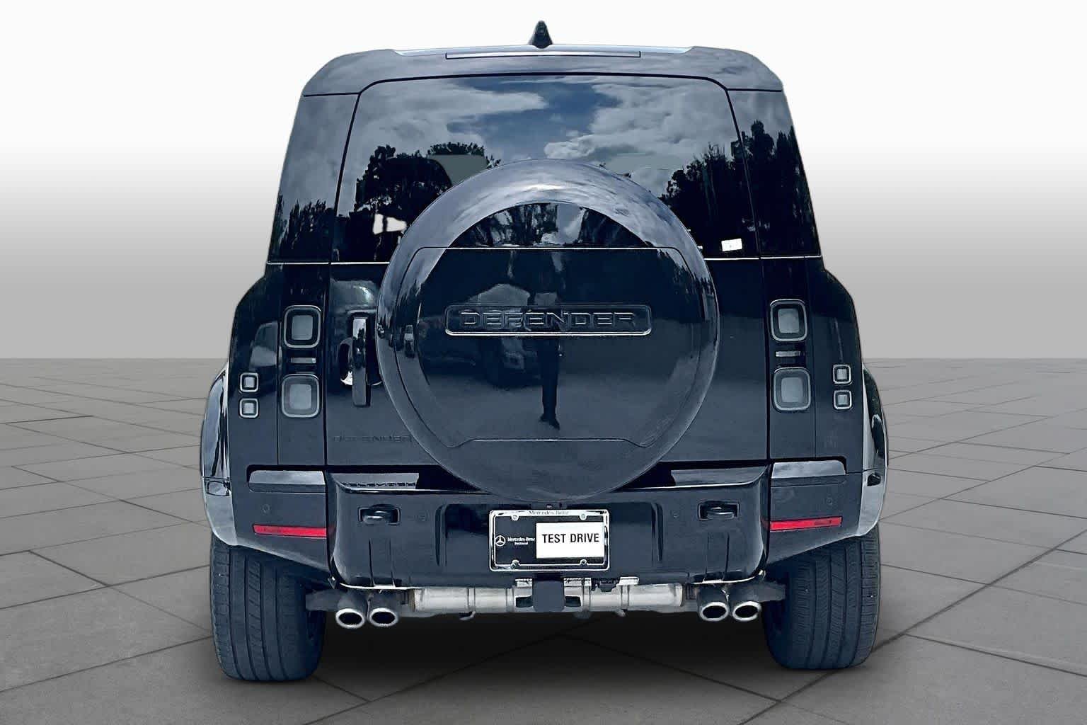 Used 2026 Santorini Black Metallic Land Rover V8 image 8