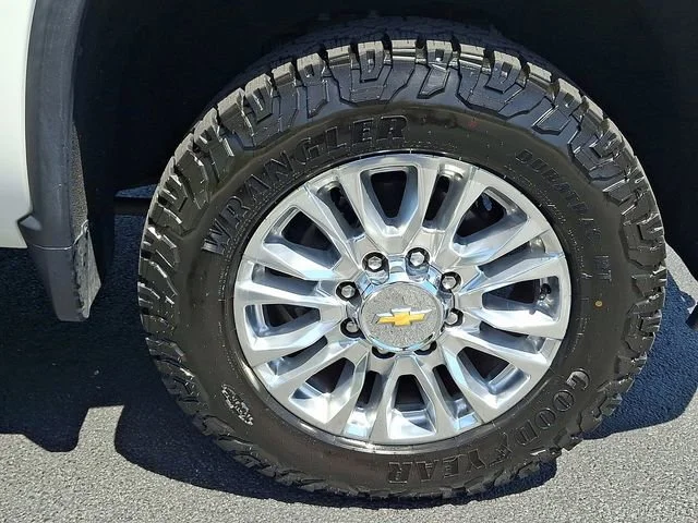 Used 2023 Iridescent Pearl Tricoat Chevrolet High Country image 8