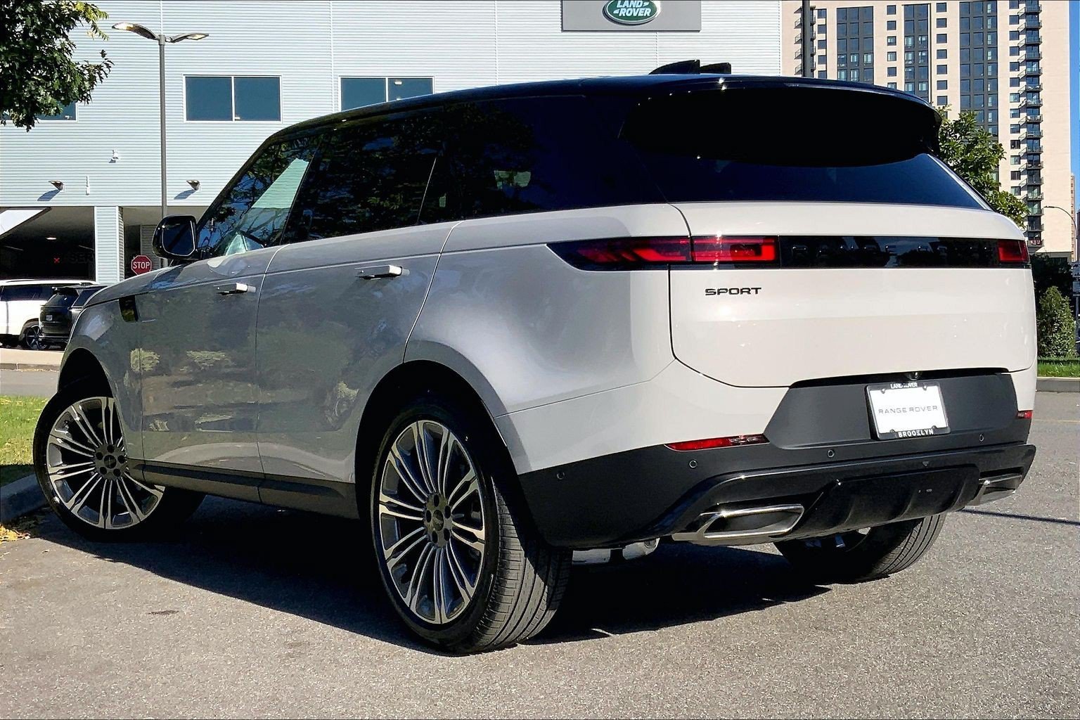 New 2027 Borasco Grey Land Rover  SE P360 image 12