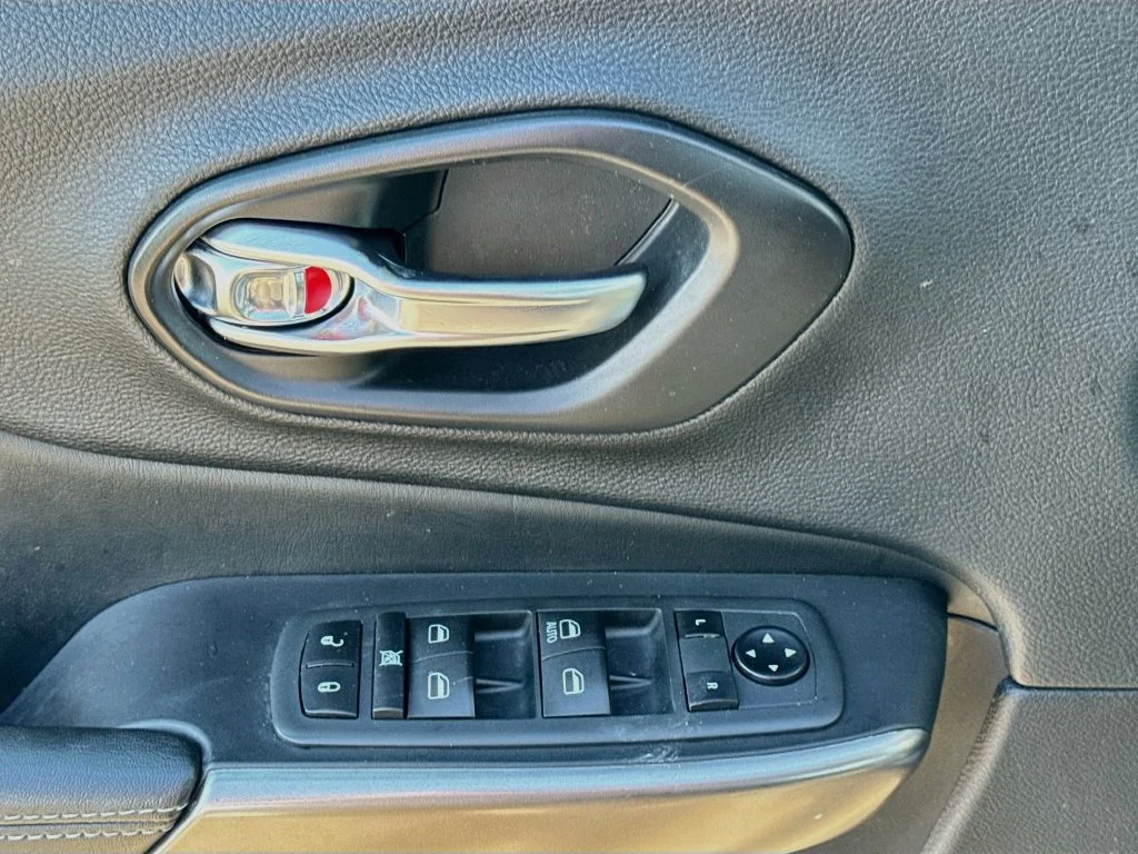 Used 2020 Green Jeep Latitude image 21
