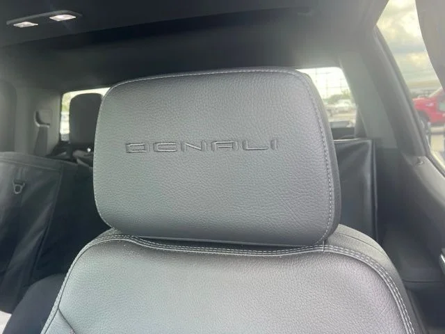 Used 2022 White GMC Denali image 18