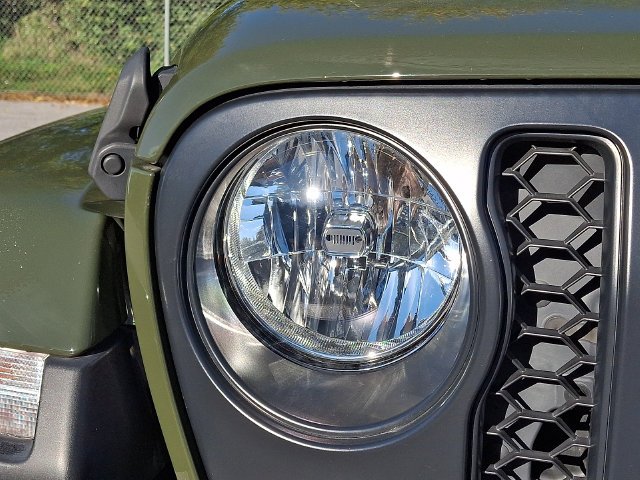 Used 2022 Green Jeep Overland image 9