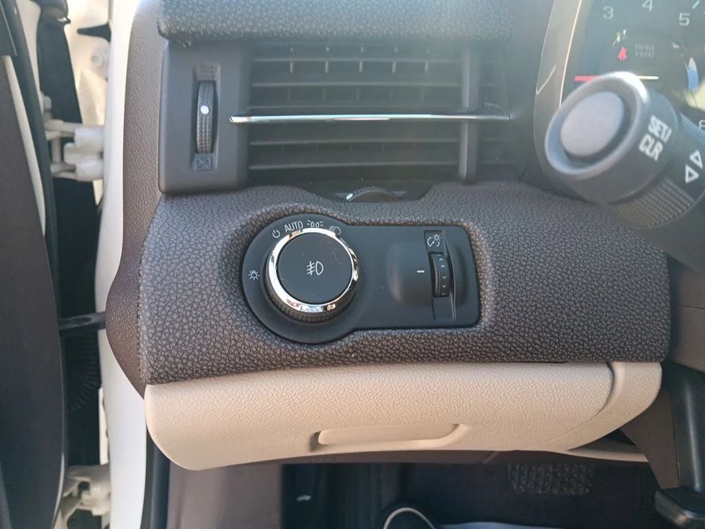 Used 2013 White Diamond Tricoat Chevrolet LTZ image 17