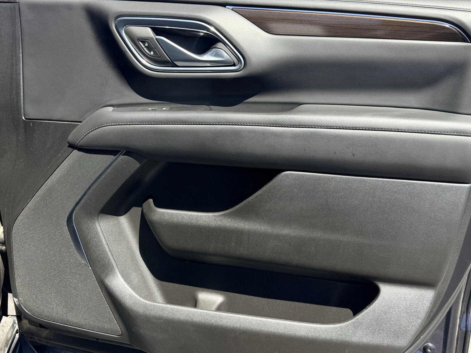 Used 2024 Midnight Blue Metallic GMC SLE image 9