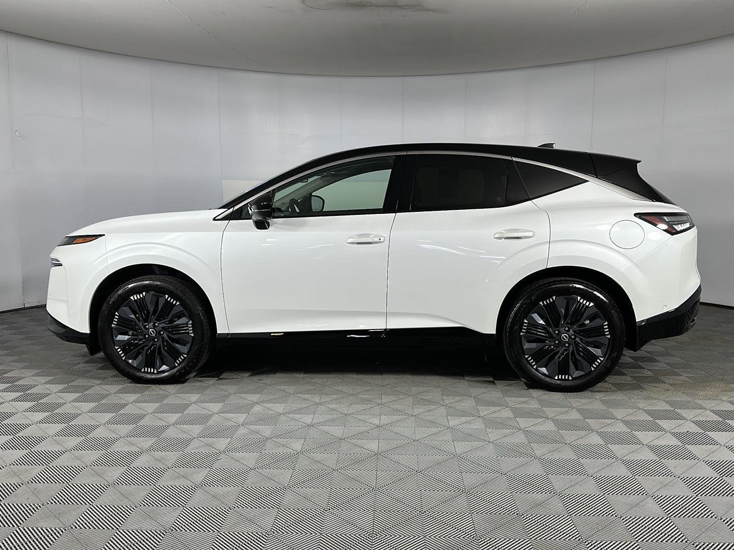 Used 2025 Everest White Pearl Tricoat/Super Black Nissan Platinum image 6