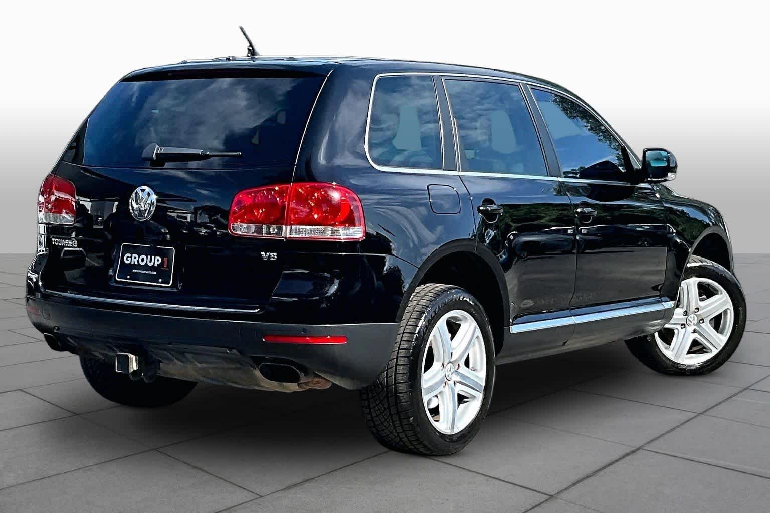 Used 2006 Black Volkswagen 4.2L V8 image 17