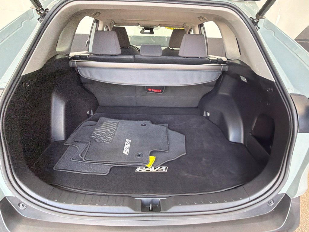 Used 2019  Toyota XLE image 36