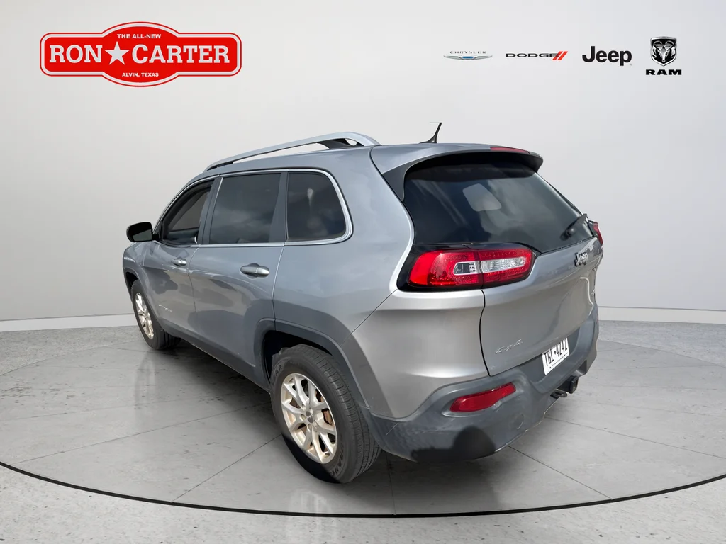Used 2014 Silver Jeep Latitude image 3