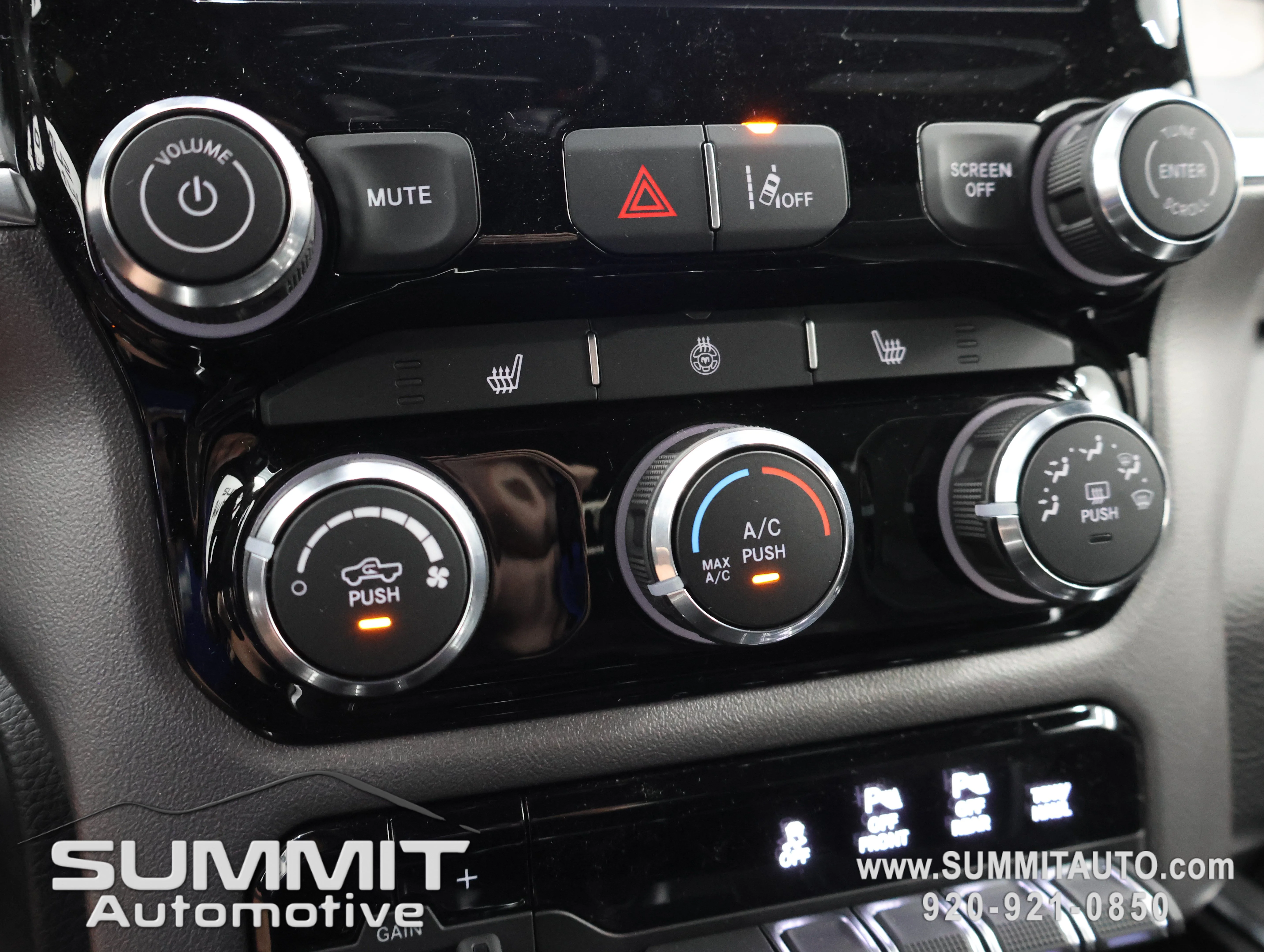 New 2026 Diamond Black Crystal Pearl-Coat Exterior Paint RAM Big Horn/Lone Star image 52