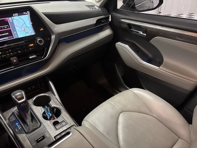Used 2021 Gray Toyota Platinum image 15