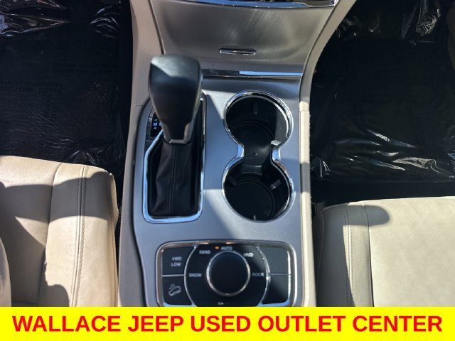 Used 2020  Jeep Limited image 20