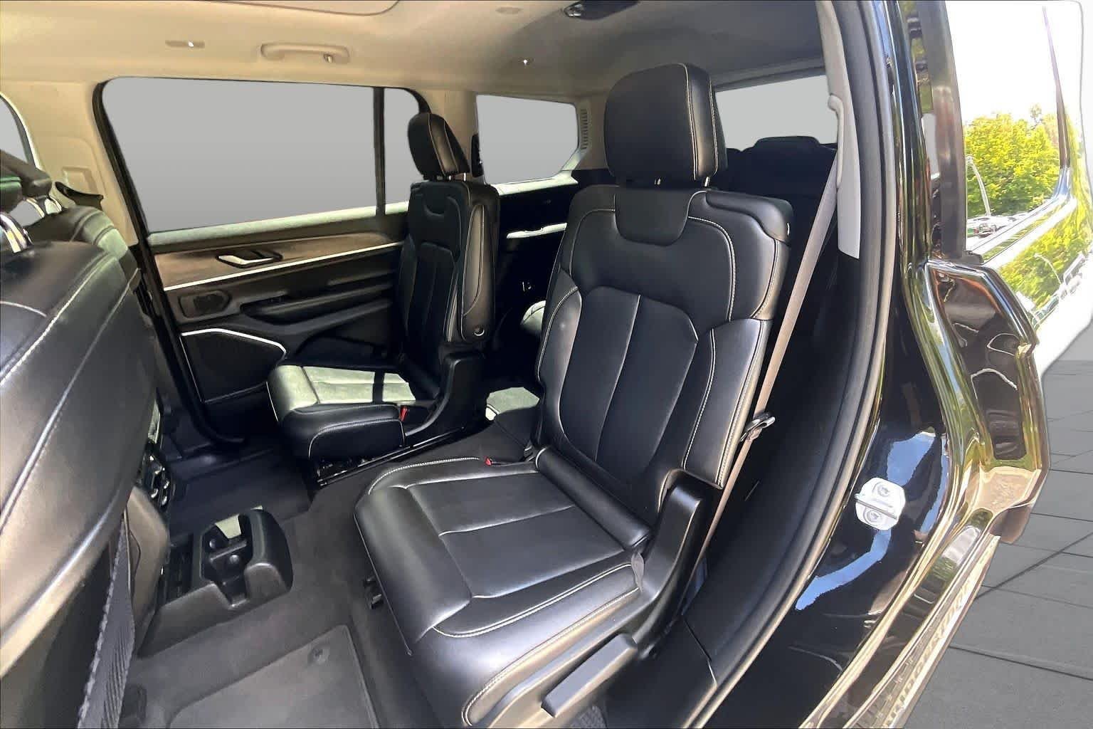Used 2022 Diamond Black Crystal Pearlcoat Jeep Limited image 21