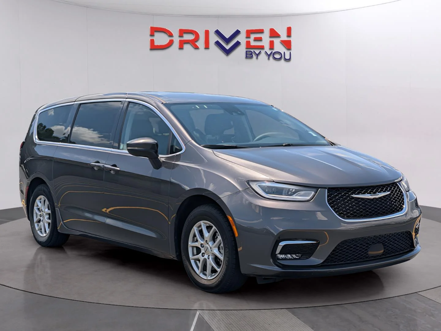 Used 2023 Granite Crystal Metallic Clearcoat Chrysler Touring L image 7