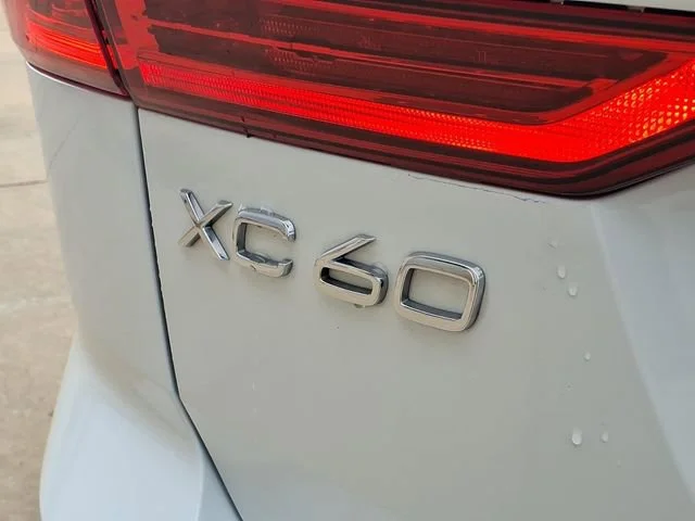 Used 2022  Volvo Momentum image 27