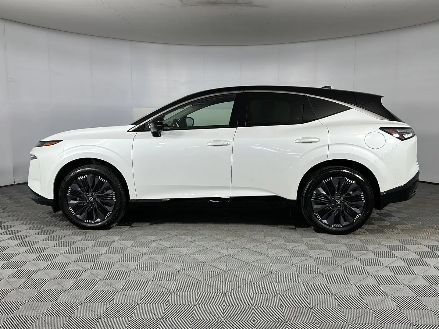 Used 2025 Everest White Pearl Tricoat/Super Black Nissan Platinum image 6