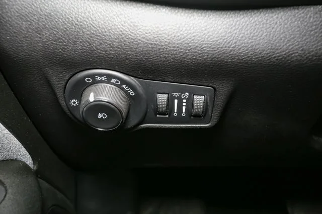 Used 2024 White Jeep Latitude image 32