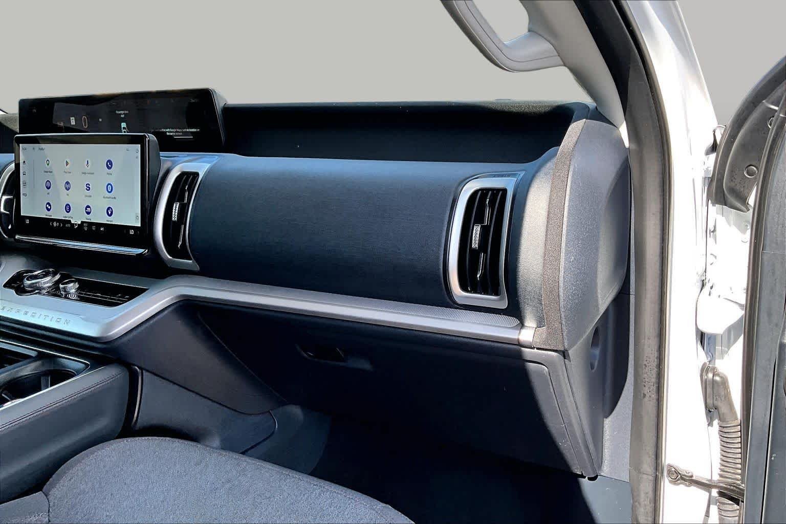 Used 2025 Oxford White Ford Active image 18