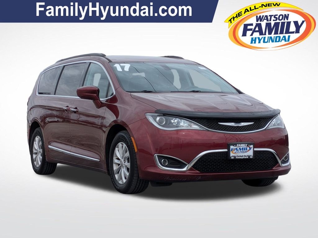 2017 Chrysler Pacifica Touring-L's photo