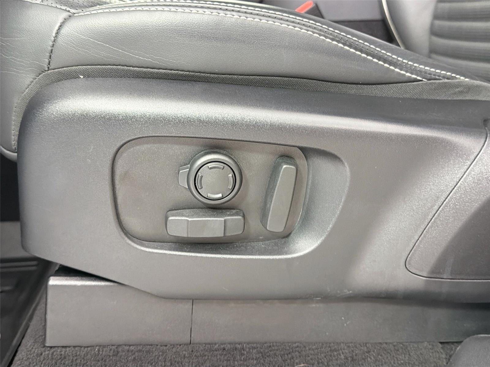 Certified Used 2024 Fuji White Land Rover Dynamic SE image 19