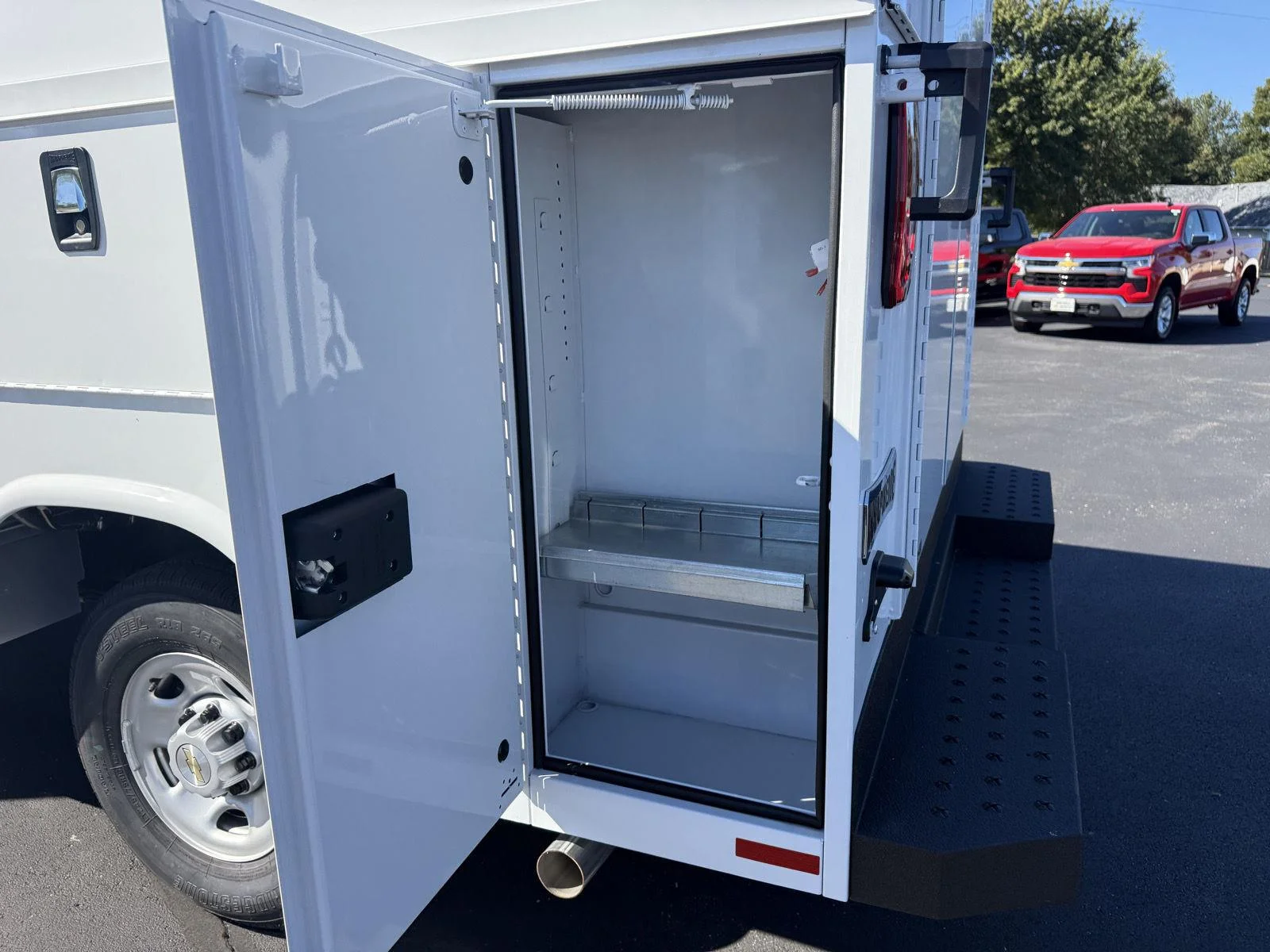 New 2026 Summit White Chevrolet 1WT image 27