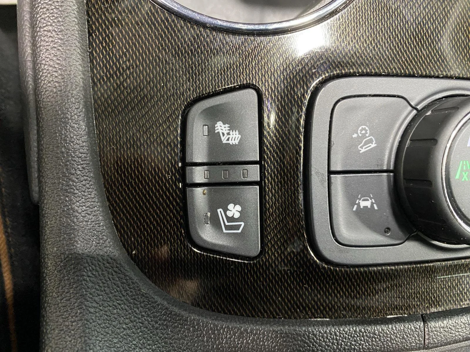 Used 2023 Sterling Metallic GMC AT4 image 29