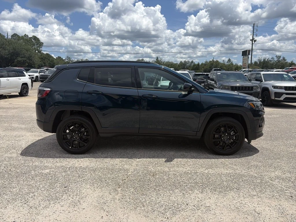 New 2026 Fathom Blue Pearl-Coat Exterior Paint Jeep Latitude image 7