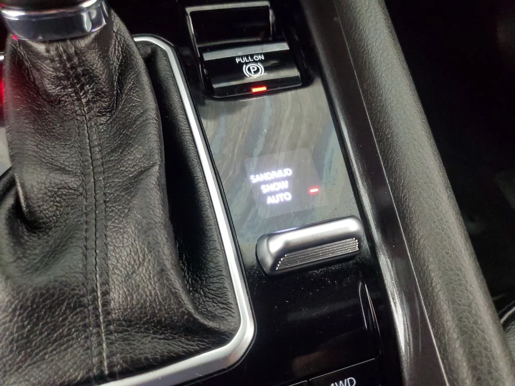 Used 2025 White Jeep Latitude image 18