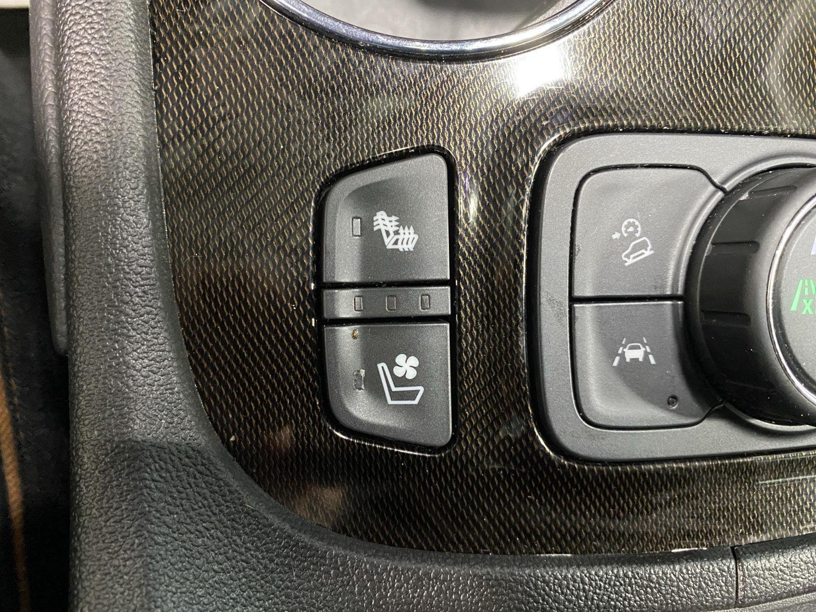 Used 2023 Sterling Metallic GMC AT4 image 29