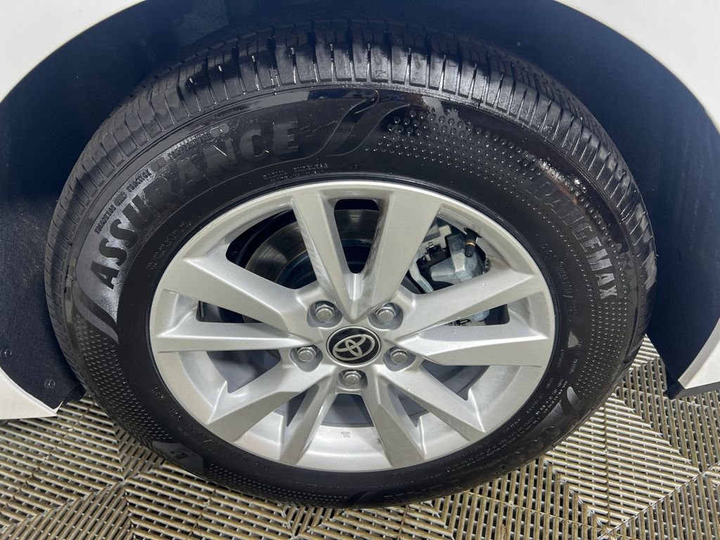 2025 Toyota Camry LE - Photo 19