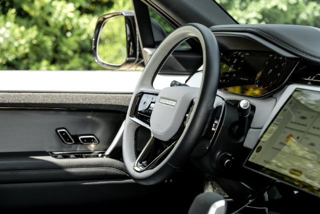 Used 2024  Land Rover Dynamic SE image 17