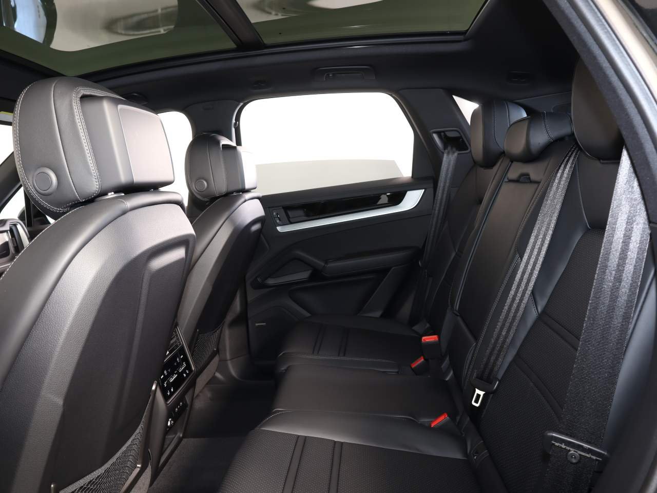 New 2026 Chromite Black Metallic Porsche E-Hybrid image 18