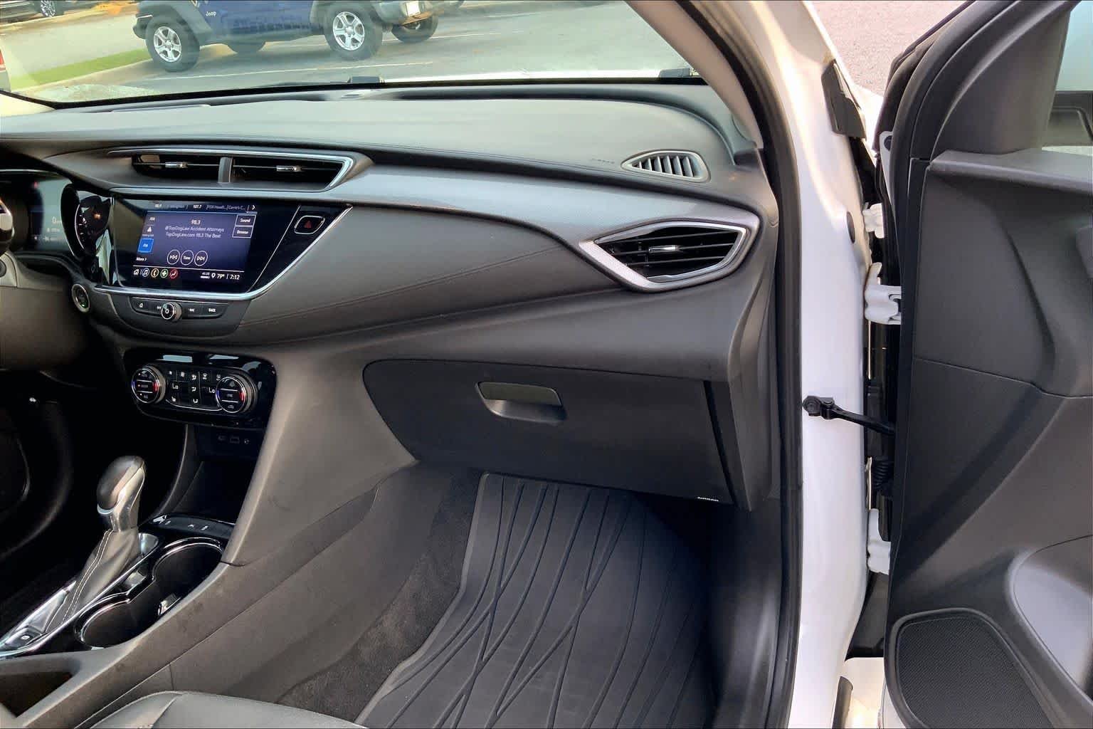Used 2022 White Frost Tricoat Buick Select image 18