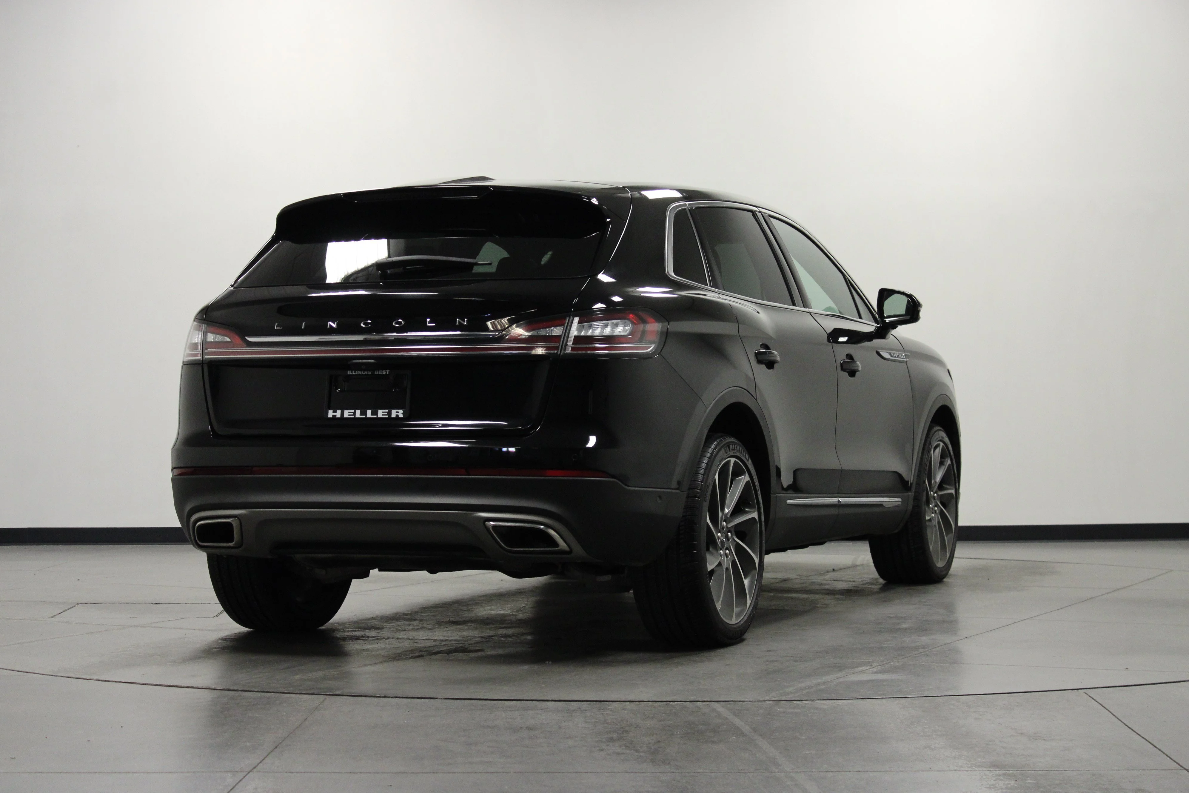 Used 2022 Infinite Black Metallic Clearcoat Lincoln Reserve image 4