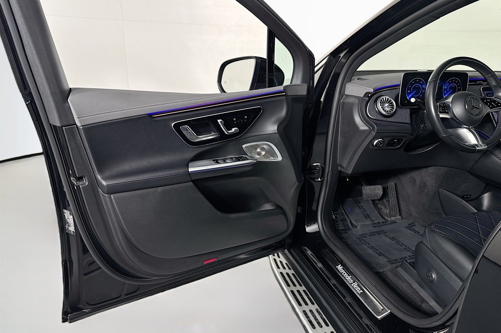 Used 2023 Obsidian Black Metallic Mercedes-Benz 500 image 19