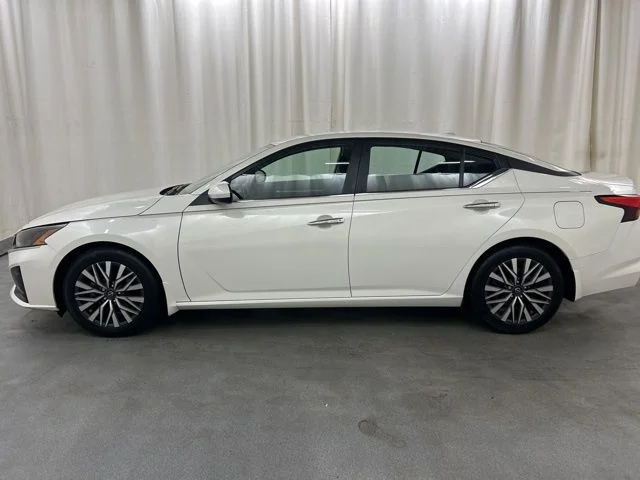 Used 2023 White Nissan 2.5 SV image 3