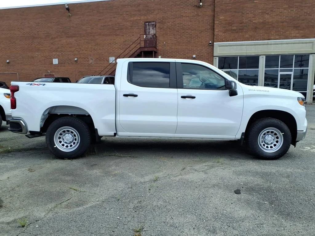 New 2026 Summit White Chevrolet WT image 30